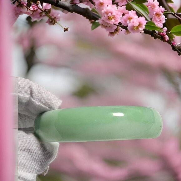 Green Jade Bangle - Picture 8 of 11